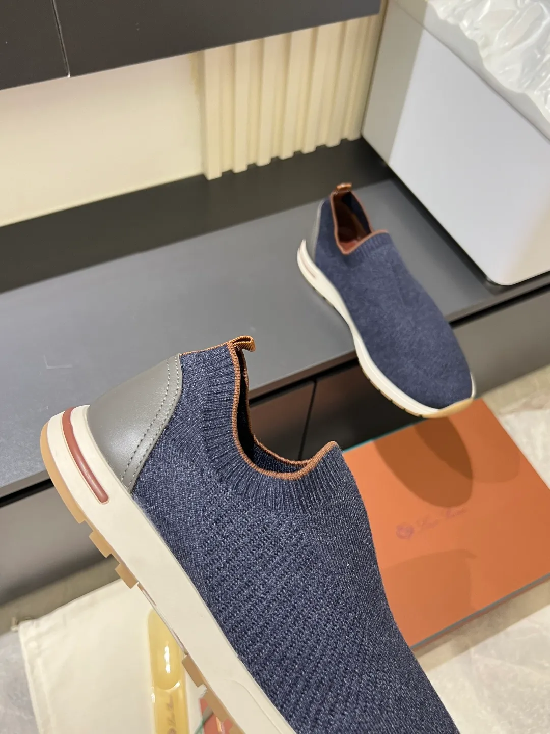 Men's Men's Shoes 💰p380 Loro Men's Shoes 💰piana/Noyo Piana 360 L Men's Shoes 💰p Flexy Walk Men's Sports Shoes These sports shoes are made of knitted wool uppers, and the heel is wrapped in smooth calf leather. Merino sheep are selected from Australia and New Zealand. The upper is machine-woven like a sweater, and then equipped with a white rubber outsole and a Kummel-colored sole. It is both beautiful and non-slip. The fabric is 100% cashmere and the insole is calf leather. It is super comfortable on the feet! Comes with full original packaging! Multiple colors available! Size: 38-44 (45 customized)